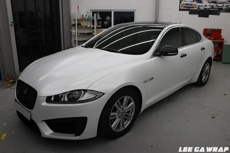 Jaguar XFのカーラッピング事例|セラミックホワイトへの色変更 施工写真 2-3