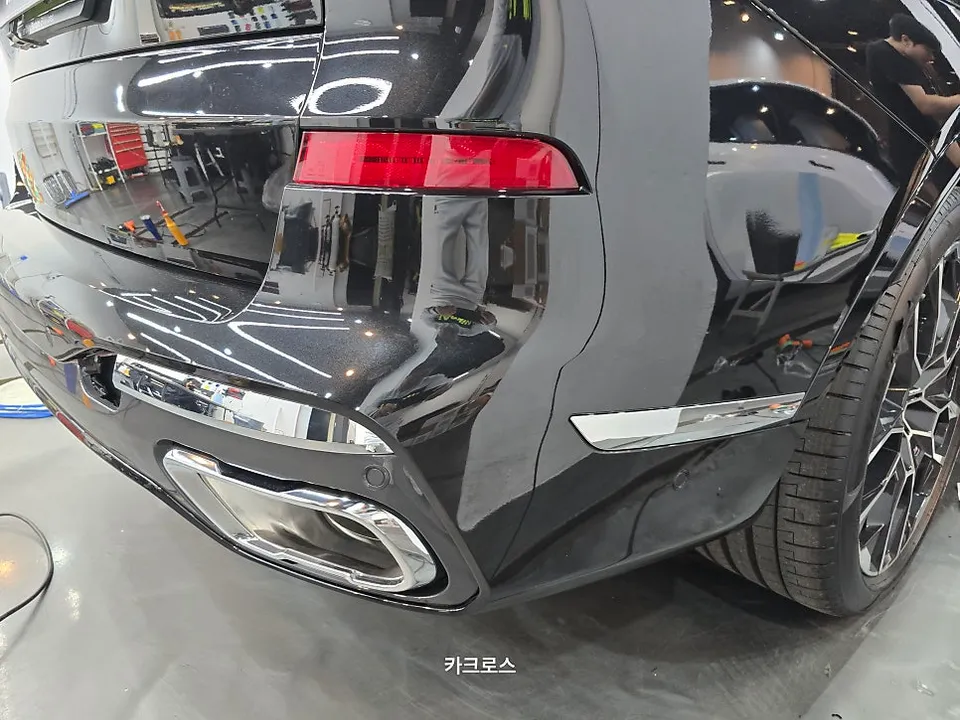 BMW X7のカーラッピング事例|クロームパーツのブラックアウト 施工写真 2-2
