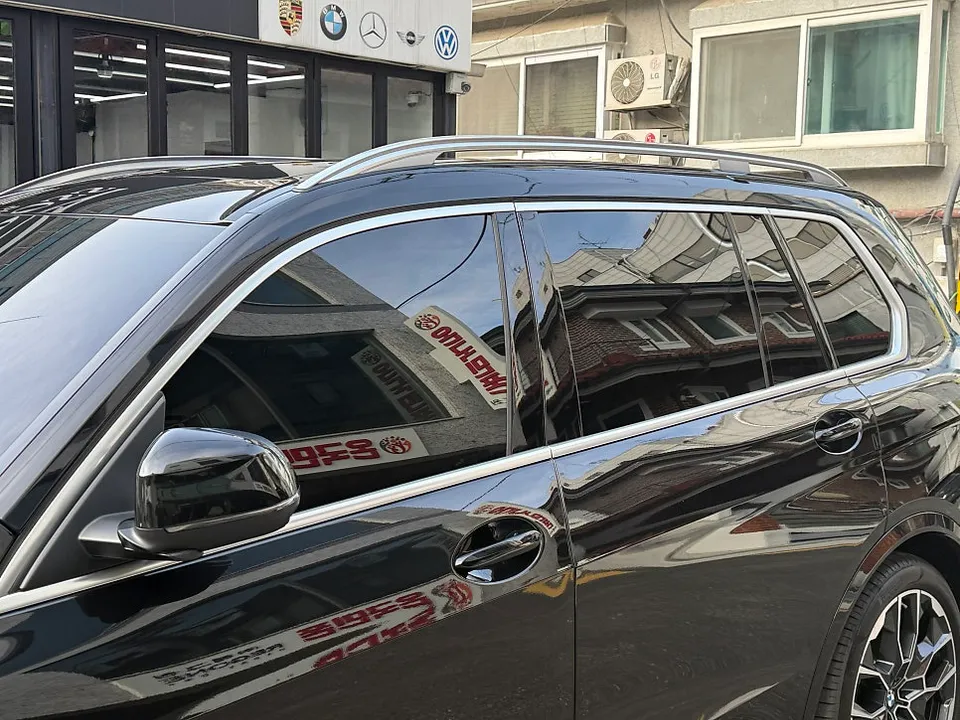 BMW X7のカーラッピング事例|クロームパーツのブラックアウト 施工写真 3-2