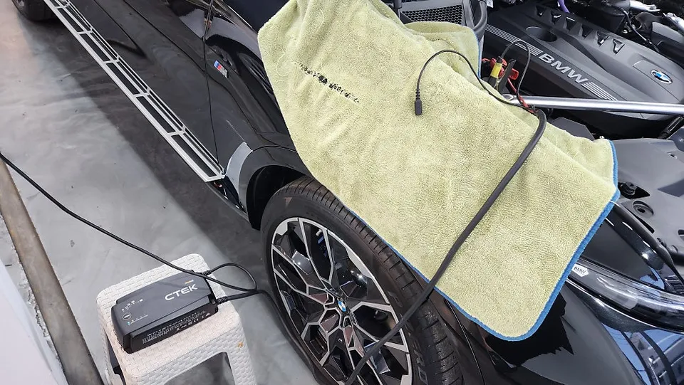 BMW X7のカーラッピング事例|クロームパーツのブラックアウト 施工写真 2-3