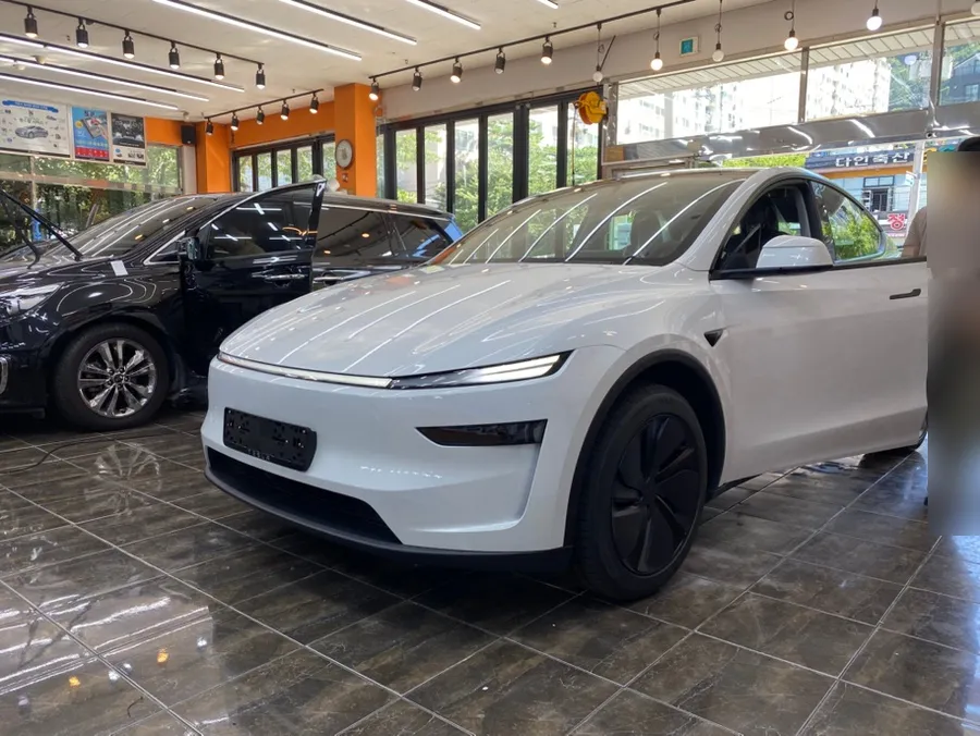 Tesla Model Y window tinting - Tesla Model Y Window Tinting Review: Rainbow IS-200 Film photo 4