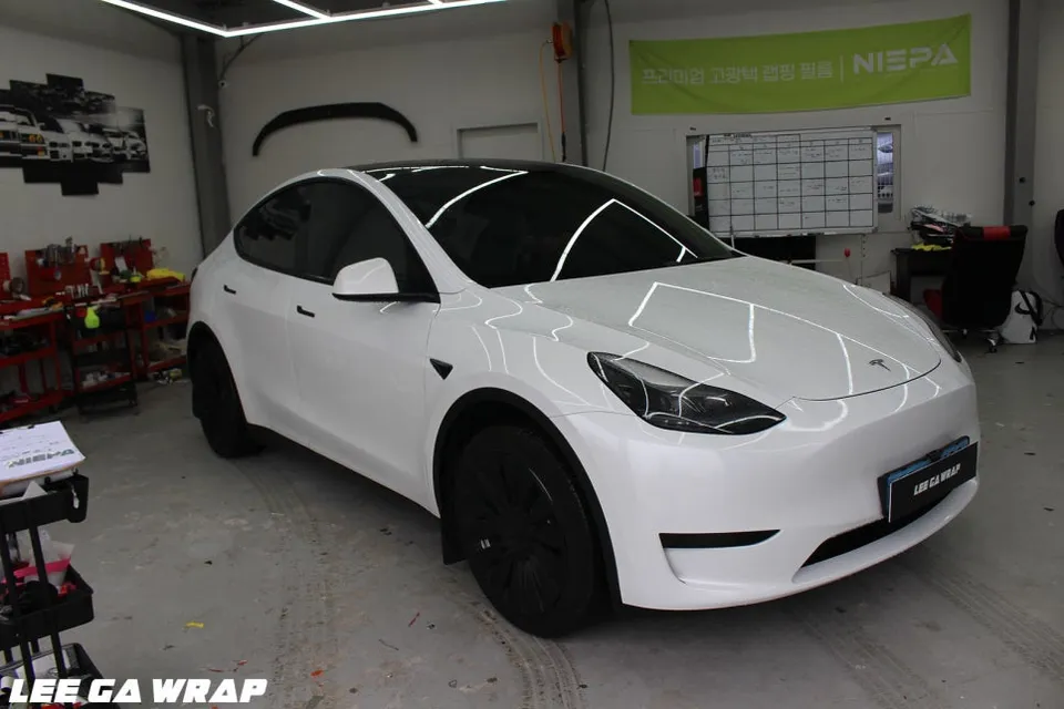 Tesla Model Yのカーラッピング事例|費用目安・仕上がり 施工写真 2-1