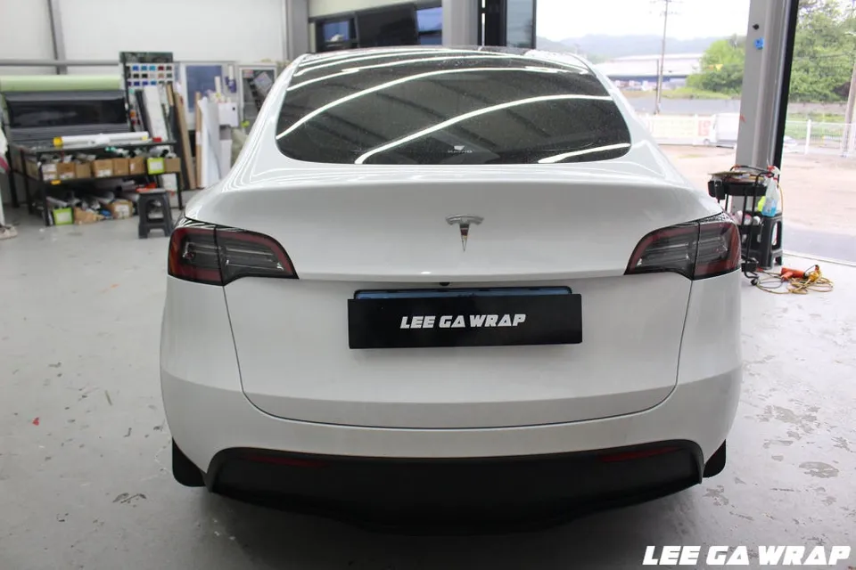 Tesla Model Yのカーラッピング事例|費用目安・仕上がり 施工写真 3-1