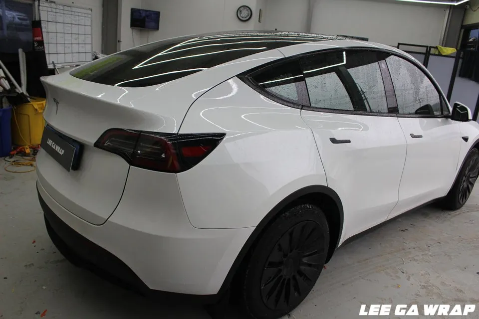 Tesla Model Yのカーラッピング事例|費用目安・仕上がり 施工写真 1-2