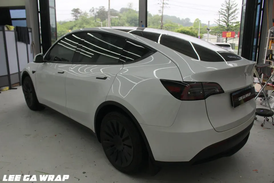 Tesla Model Yのカーラッピング事例|費用目安・仕上がり 施工写真 2-2