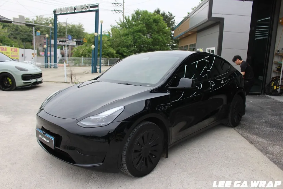 Tesla Model Yのカーラッピング事例|費用目安・仕上がり 施工写真 1-3