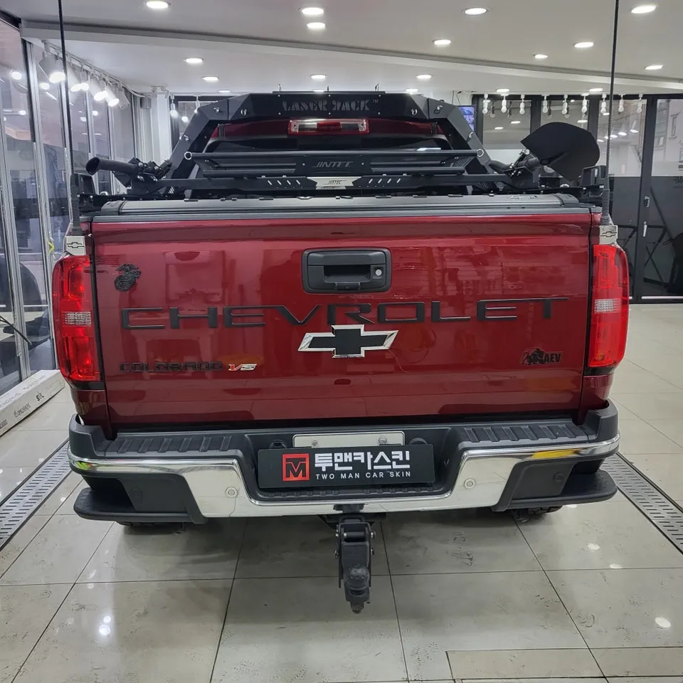 Chevrolet Coloradoのカーラッピング事例|クローム除去とボンネットのポイント施工 施工写真 3-1