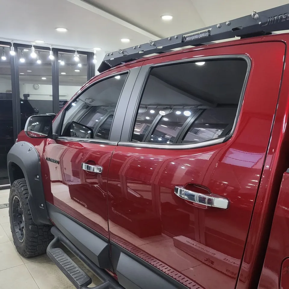 Chevrolet Coloradoのカーラッピング事例|クローム除去とボンネットのポイント施工 施工写真 1-3