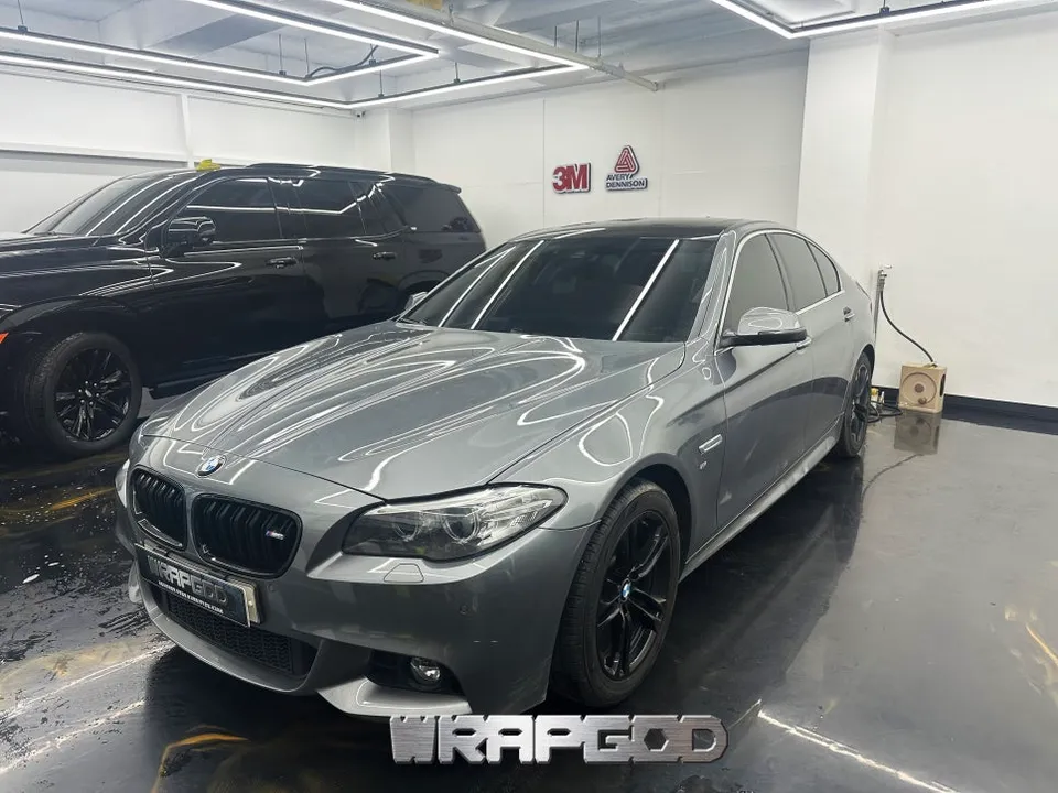 BMW 5 Seriesのカーラッピング事例|費用目安・仕上がり 施工写真 2-1