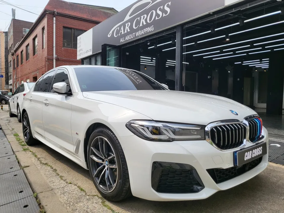 BMW 5 Series vinyl wrap - BMW 5 Series Vinyl Wrap Review: Interior Design Upgrade photo 2