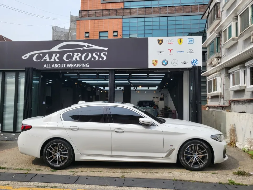 BMW 5 Series vinyl wrap - BMW 5 Series Vinyl Wrap Review: Interior Design Upgrade photo 3