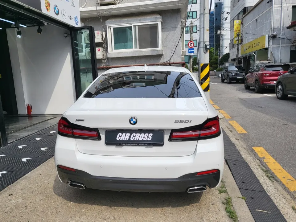 BMW 5 Series vinyl wrap - BMW 5 Series Vinyl Wrap Review: Interior Design Upgrade photo 4