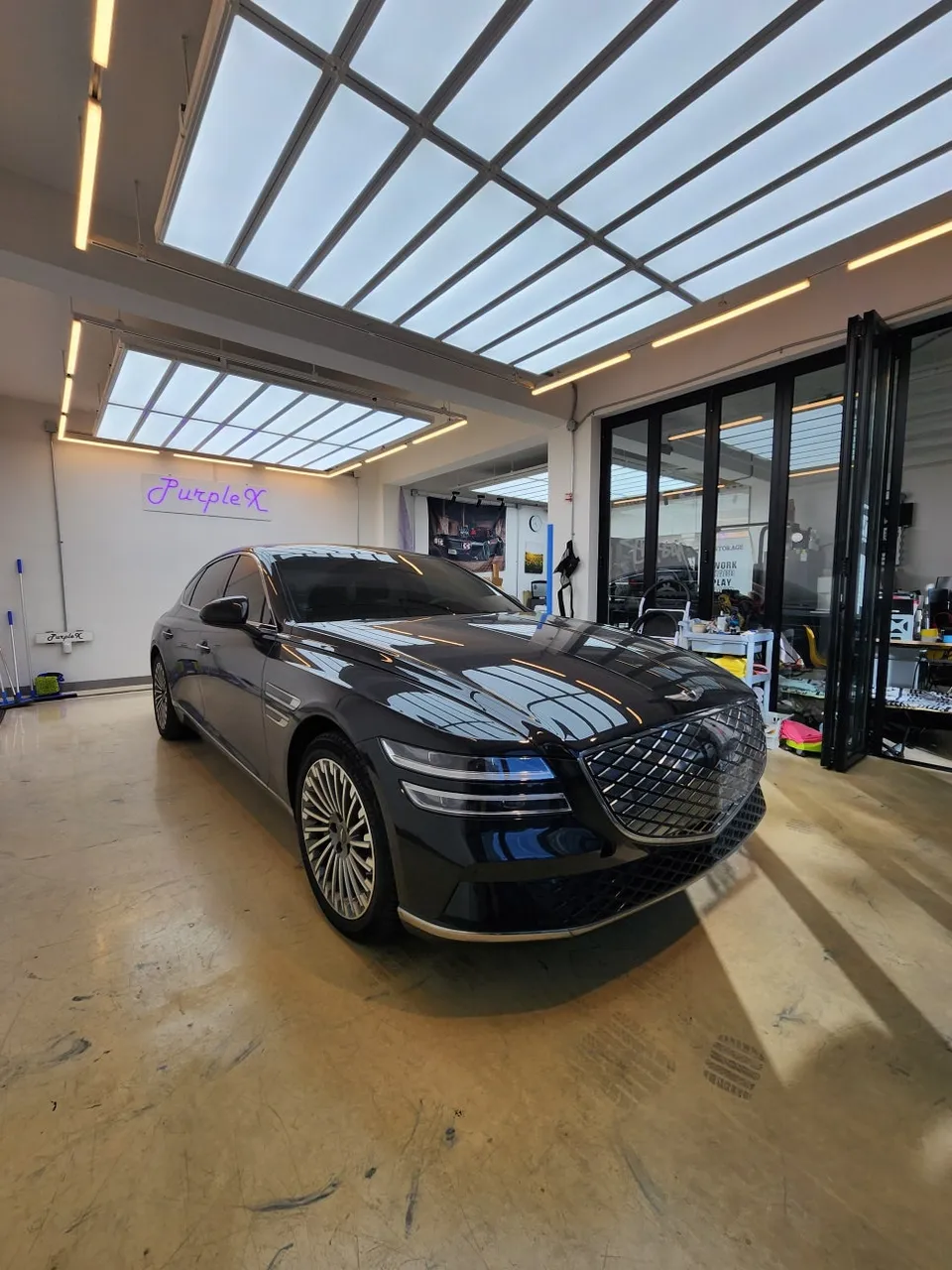 Genesis G80のカーラッピング事例|サテンブラックの高級感 施工写真 2-1