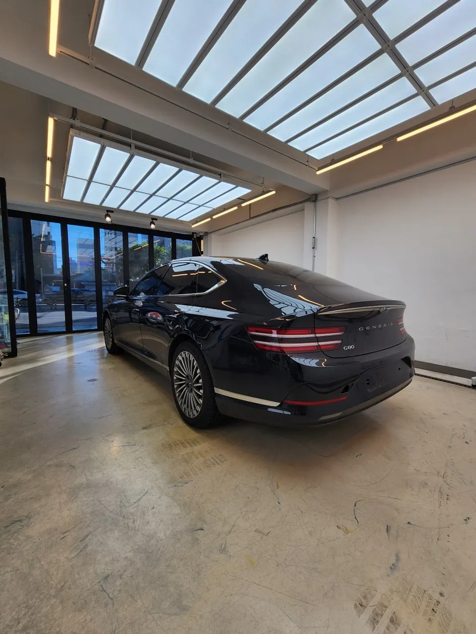 Genesis G80のカーラッピング事例|サテンブラックの高級感 施工写真 3-1