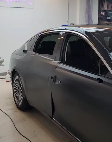 Genesis G80のカーラッピング事例|サテンブラックの高級感 施工写真 1-2