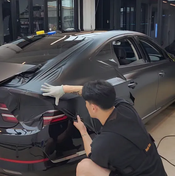 Genesis G80のカーラッピング事例|サテンブラックの高級感 施工写真 3-2