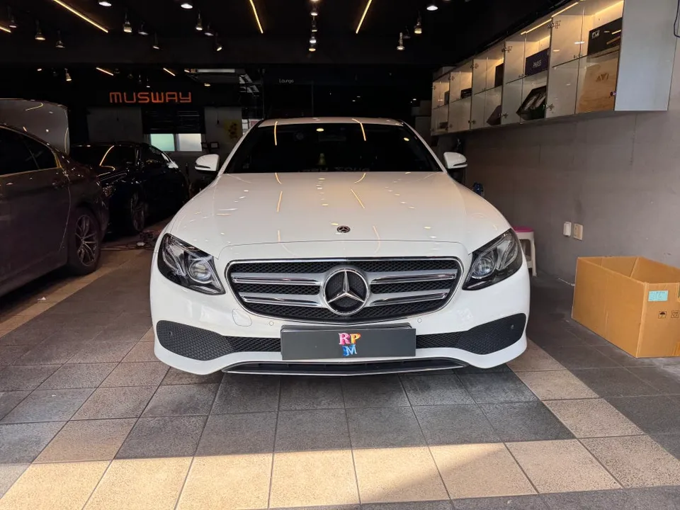 Mercedes-Benz E-Class W213 ambient lighting installation result