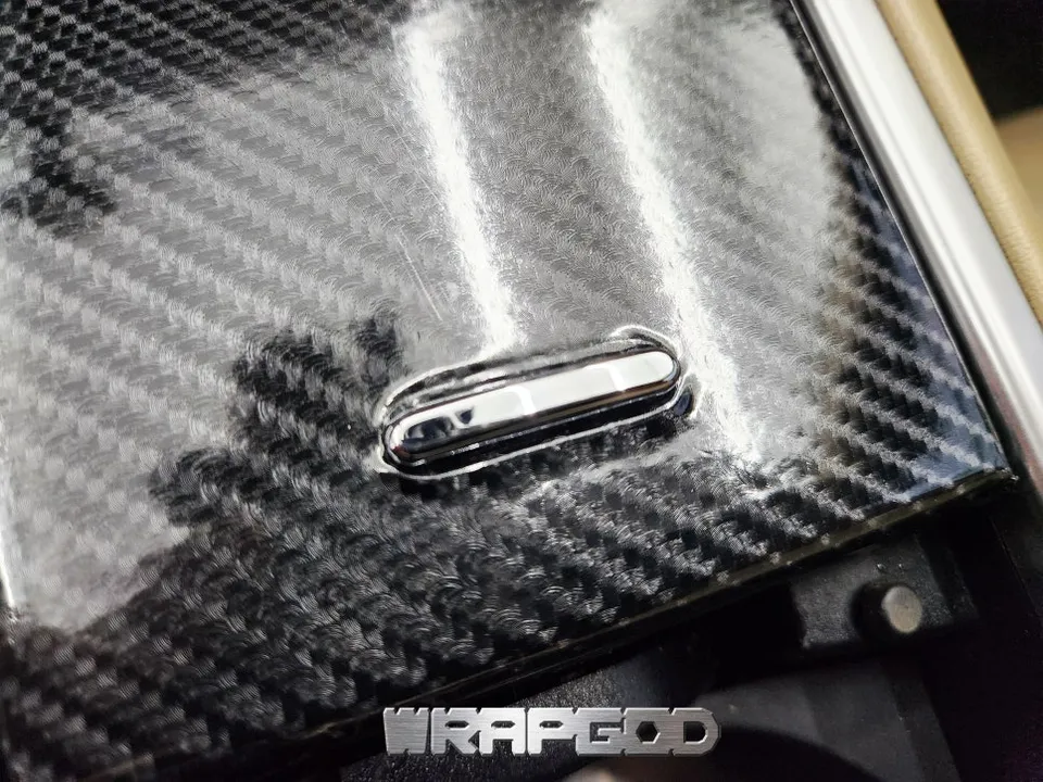 Jaguar XF vinyl wrap - Jaguar XF Vinyl Wrap Review: Gloss Carbon Interior Transformation photo 5