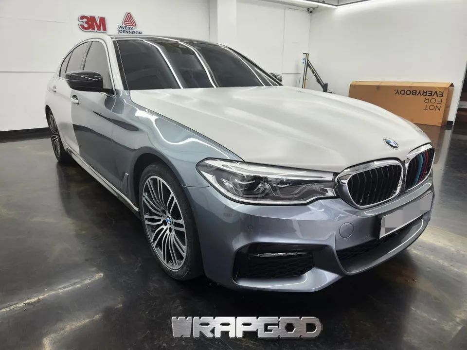 BMW 5 Seriesのカーラッピング事例｜事故からの復元 施工写真 2-1