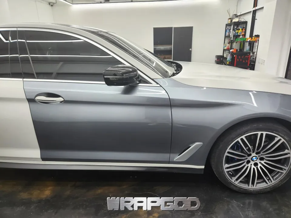 BMW 5 Seriesのカーラッピング事例｜事故からの復元 施工写真 3-1