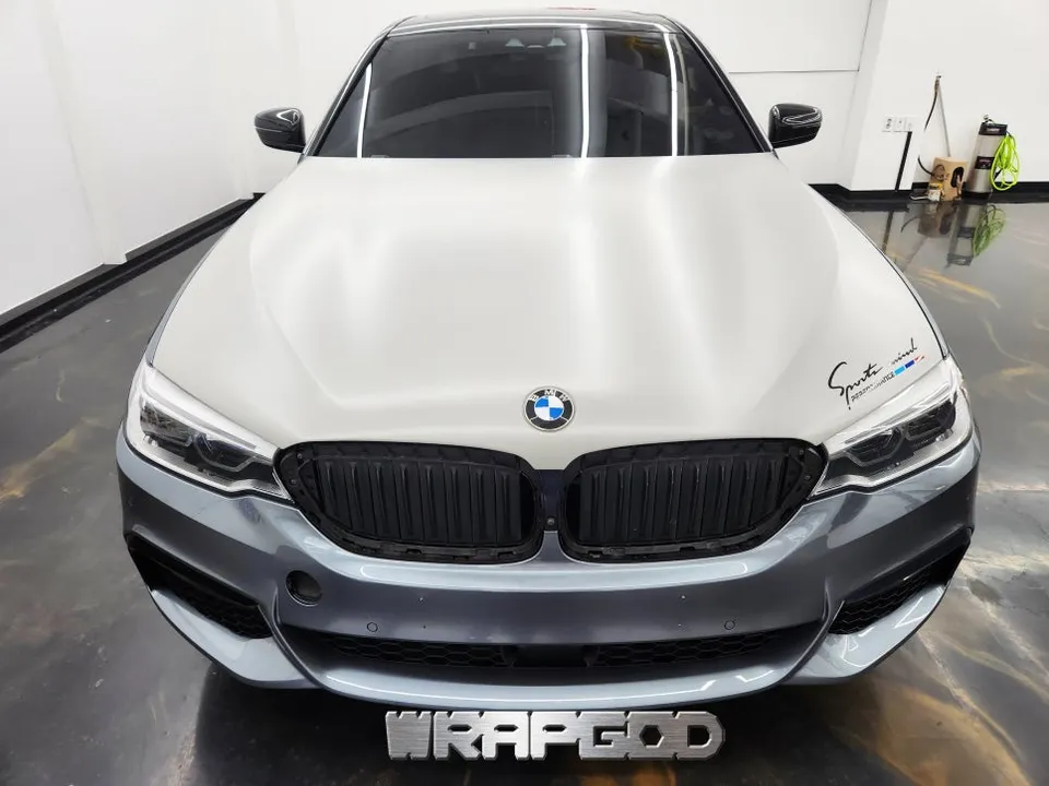 BMW 5 Seriesのカーラッピング事例｜事故からの復元 施工写真 4-1