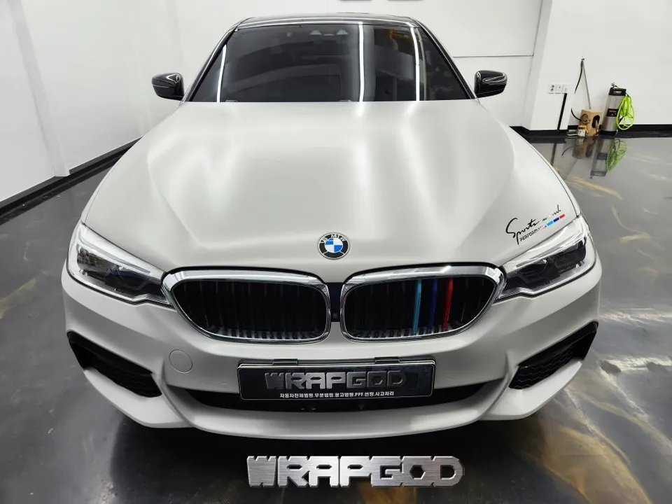 BMW 5 Seriesのカーラッピング事例｜事故からの復元 施工写真 1-3