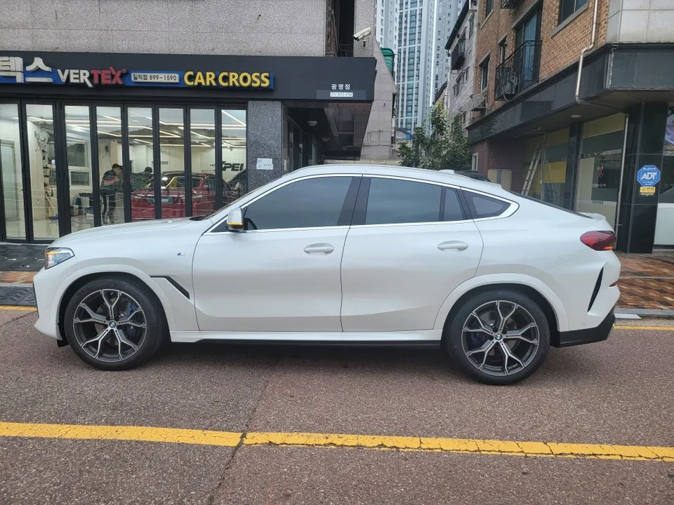 BMW X6のカーラッピング事例|クロームdeleteで洗練された印象に 施工写真 2-1