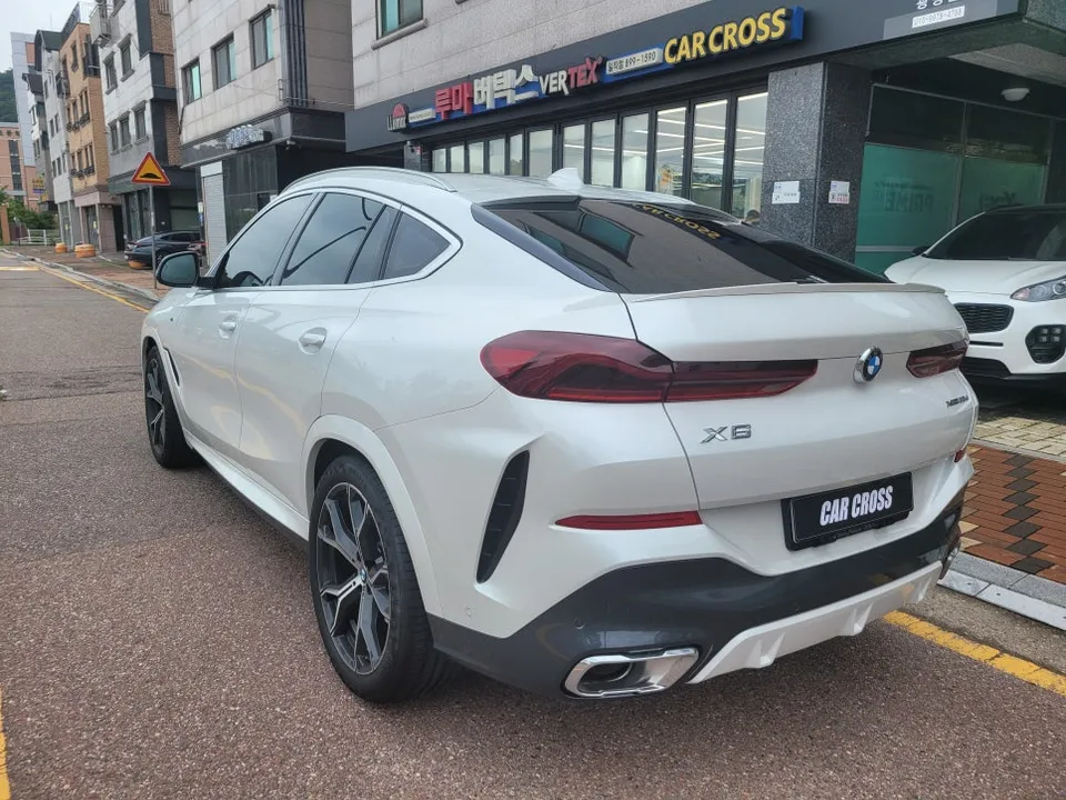 BMW X6のカーラッピング事例|クロームdeleteで洗練された印象に 施工写真 3-1