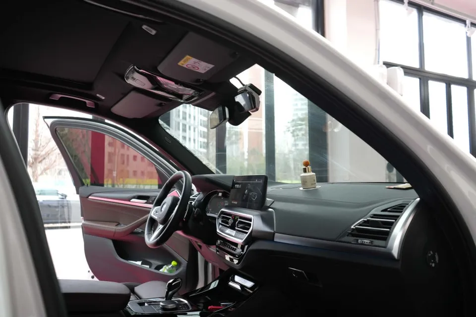 BMW X3のドライブレコーダー取付事例 施工写真 6