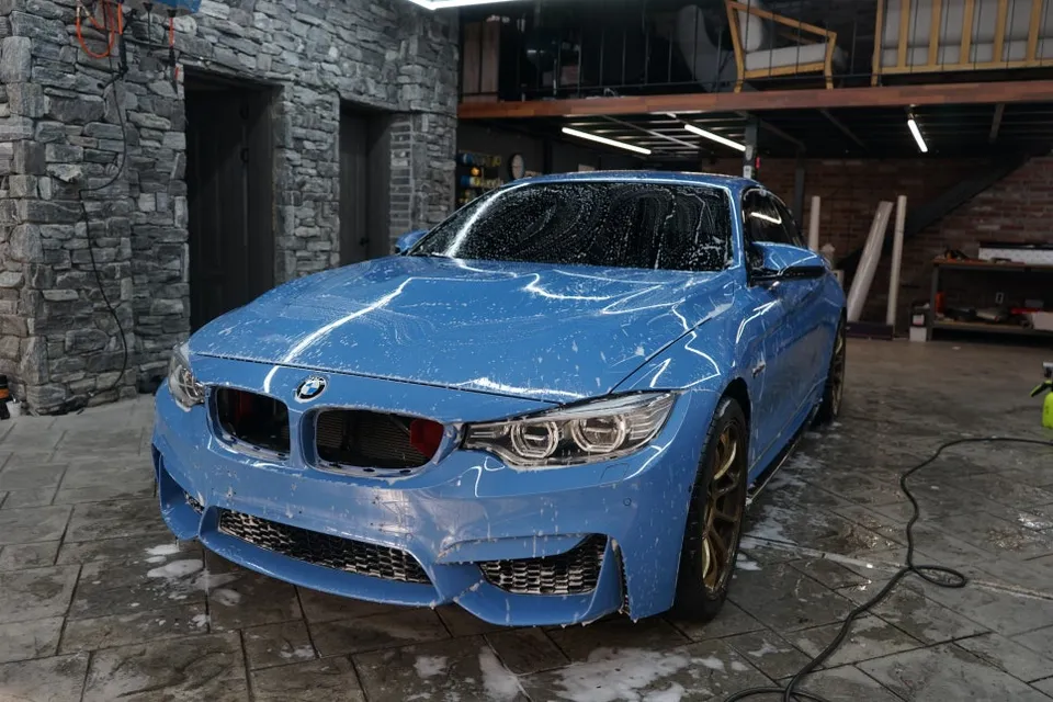 BMW M4 カーラッピング事例|ロックグレーへの変身 施工写真 1-2