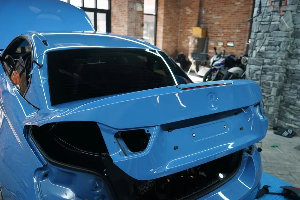 BMW M4 カーラッピング事例|ロックグレーへの変身 施工写真 1-3