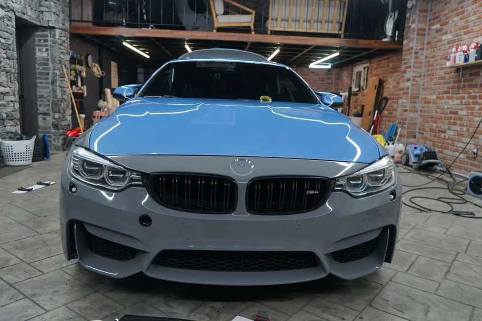 BMW M4 カーラッピング事例|ロックグレーへの変身 施工写真 3-3