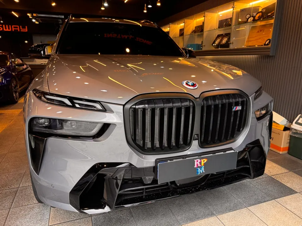 BMW X7 G07 steering wheel review