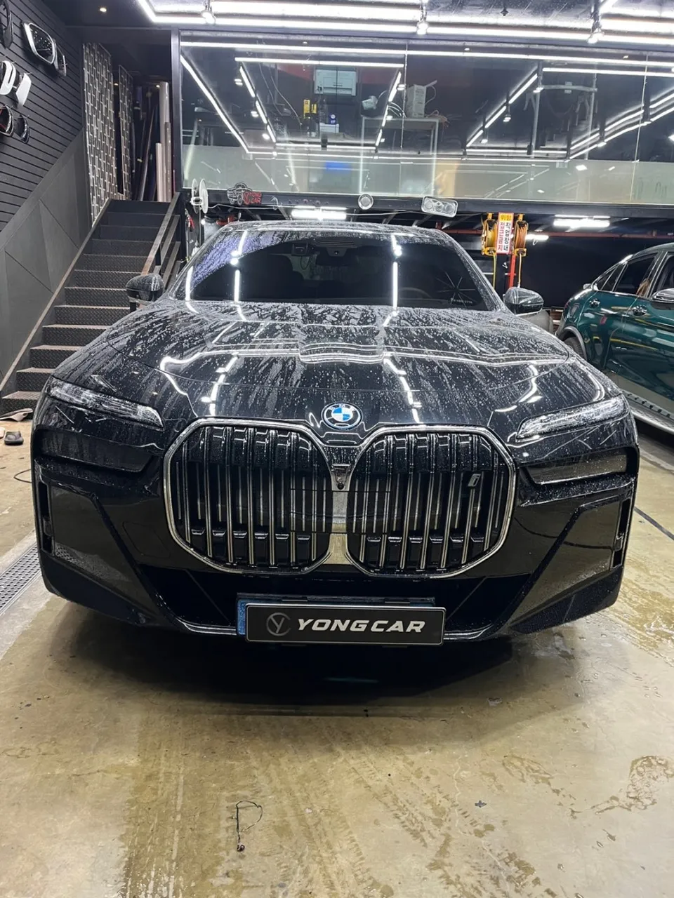 BMW i7 カーラッピング事例｜ブロンズゴールドのツートン施工 写真