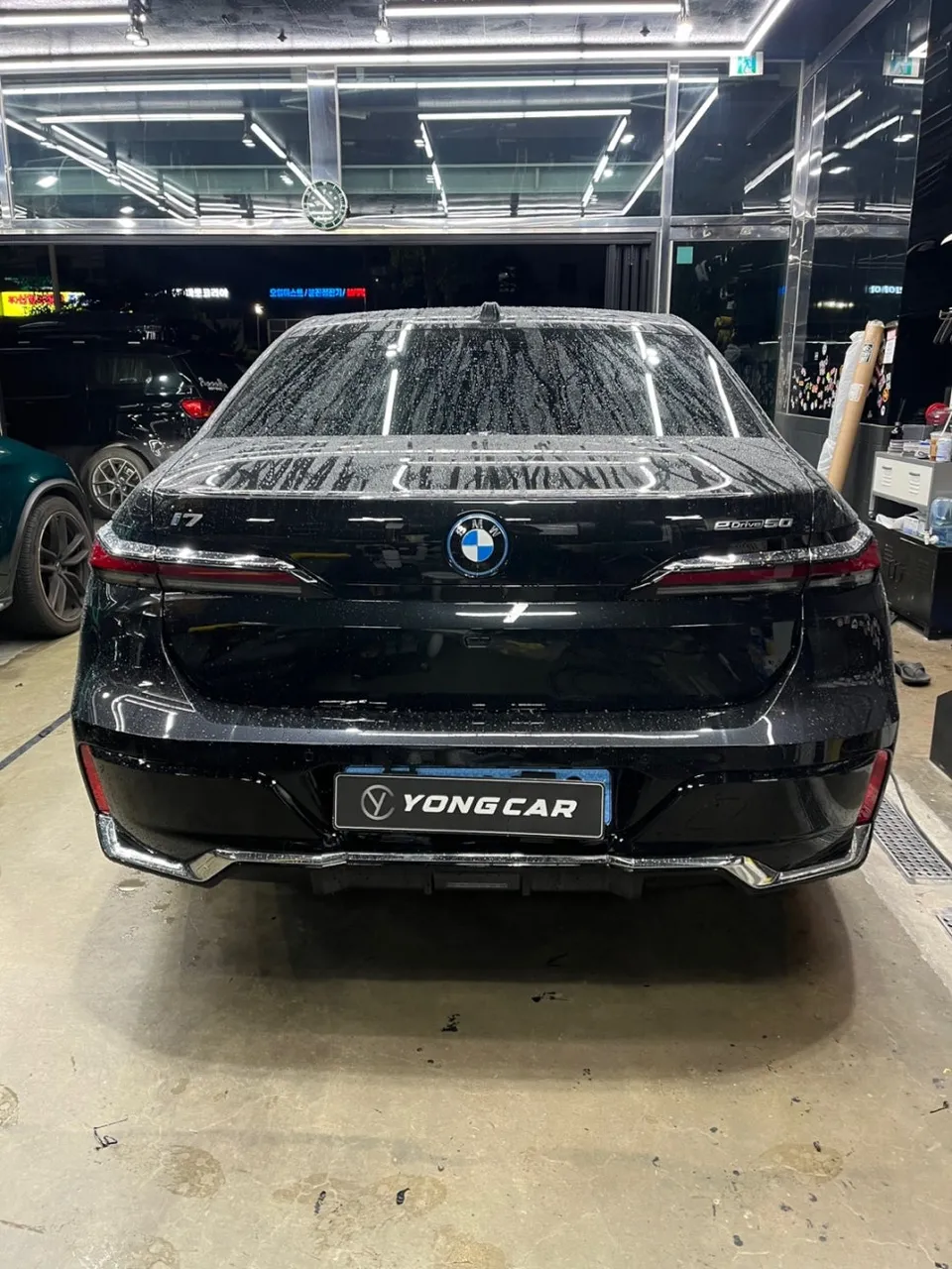 BMW i7 カーラッピング事例|ブロンズゴールドのツートン施工 施工写真 3-1