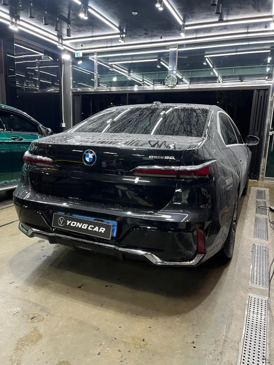 BMW i7 カーラッピング事例|ブロンズゴールドのツートン施工 施工写真 1-2