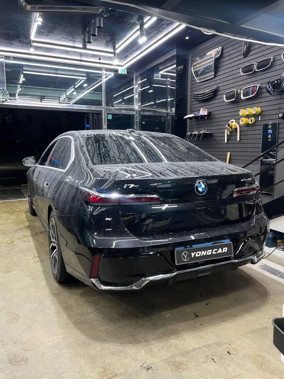 BMW i7 カーラッピング事例|ブロンズゴールドのツートン施工 施工写真 2-2