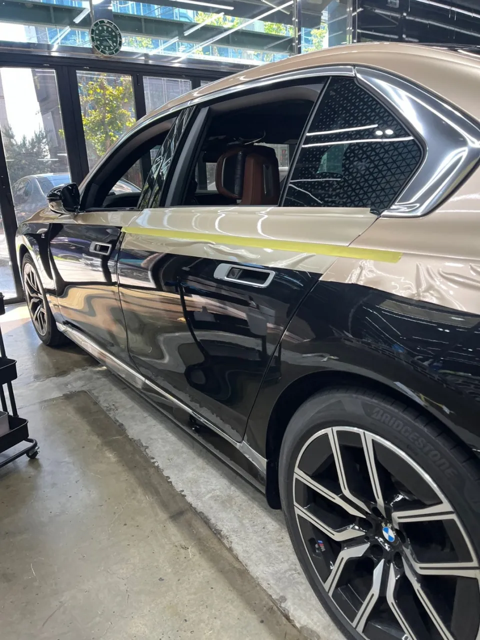 BMW i7 カーラッピング事例|ブロンズゴールドのツートン施工 施工写真 3-2