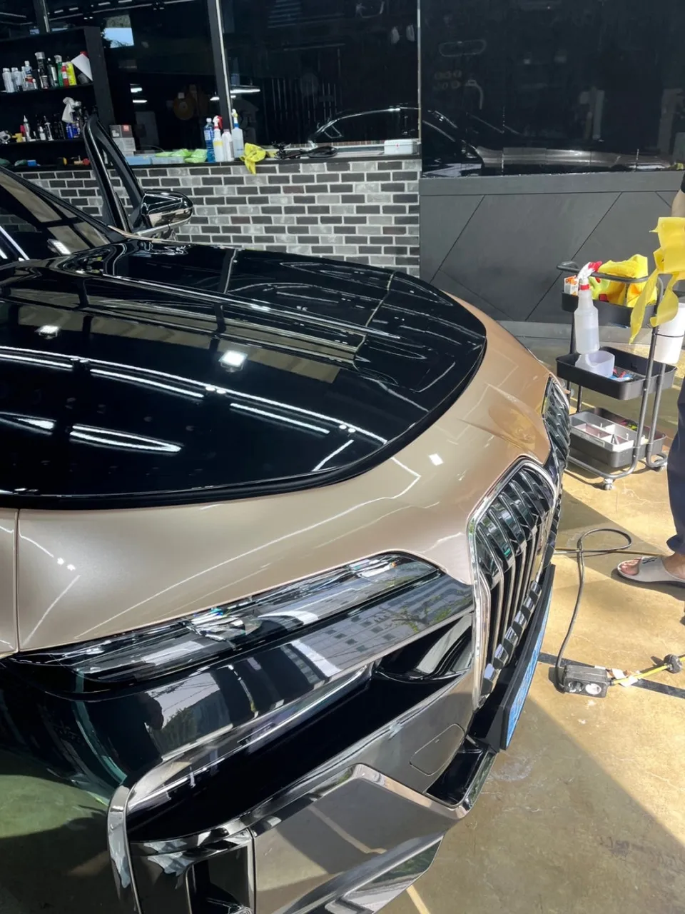 BMW i7 カーラッピング事例|ブロンズゴールドのツートン施工 施工写真 2-3