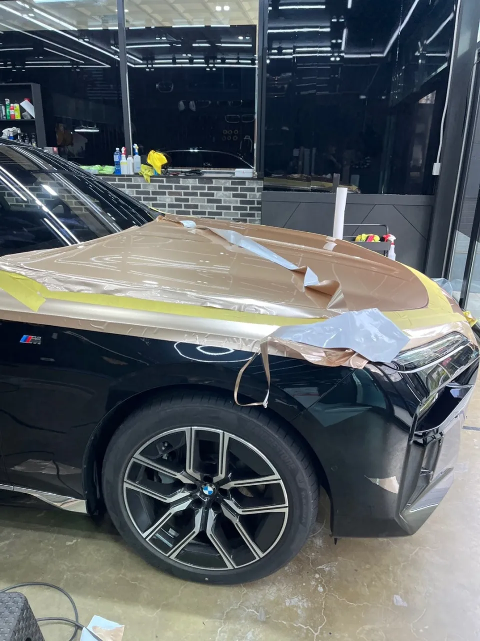 BMW i7 カーラッピング事例|ブロンズゴールドのツートン施工 施工写真 3-3