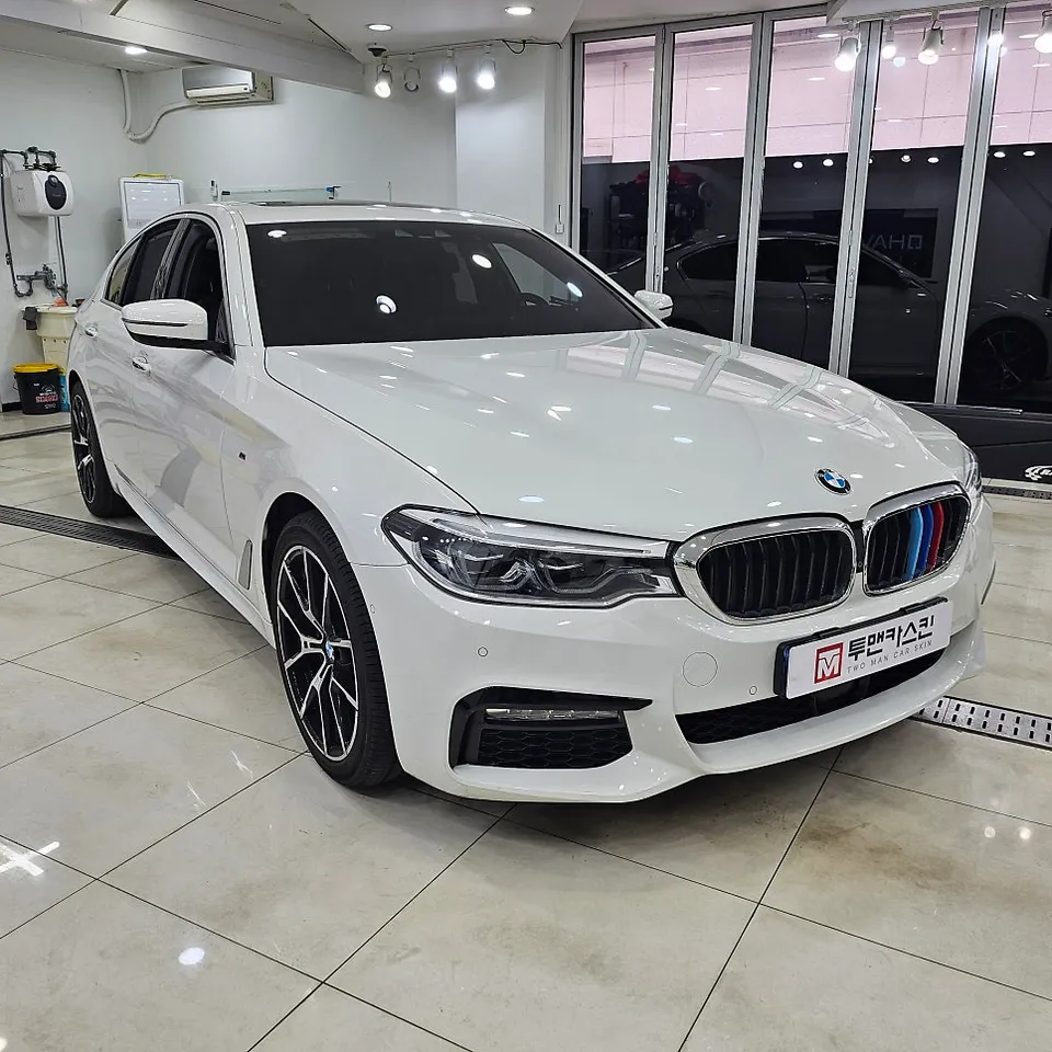 BMW 5 Series vinyl wrap - BMW 5 Series Vinyl Wrap Review: Chrome Delete & Parts photo 3