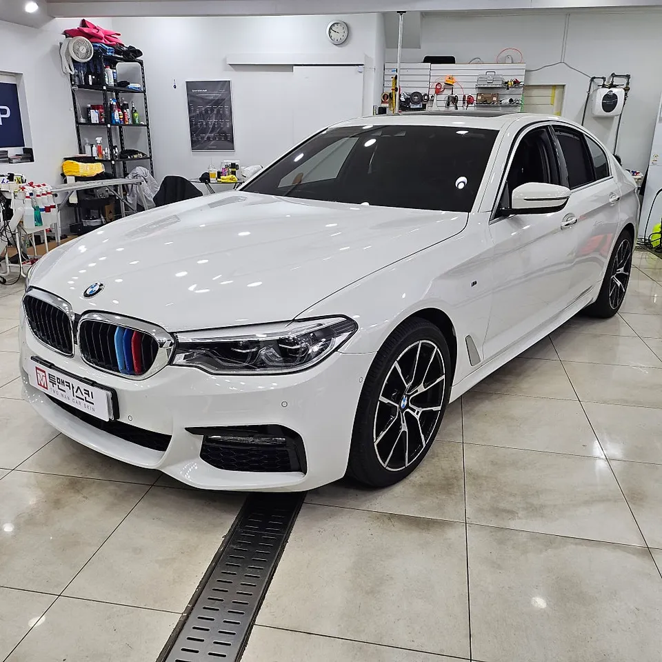 BMW 5 Series vinyl wrap - BMW 5 Series Vinyl Wrap Review: Chrome Delete & Parts photo 4