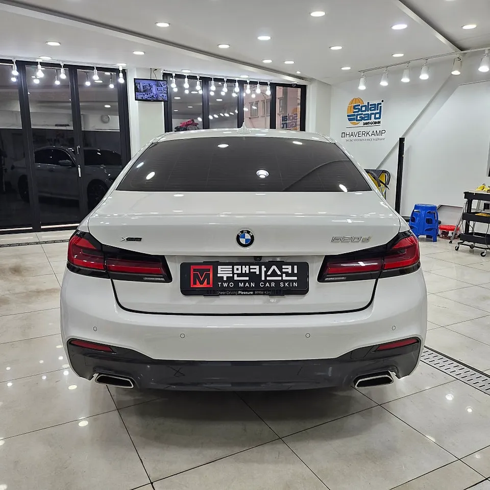 BMW 5 Seriesのカーラッピング事例 施工写真 4