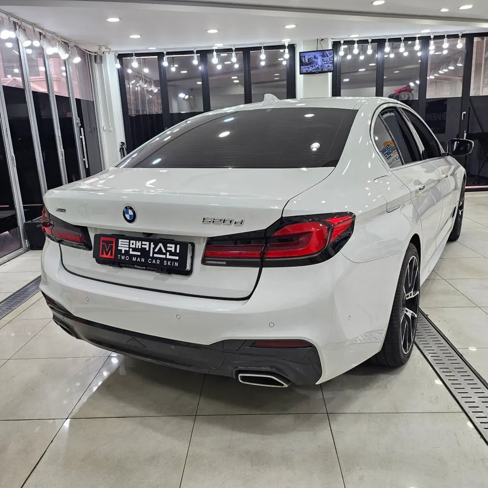 BMW 5 Seriesのカーラッピング事例 施工写真 5
