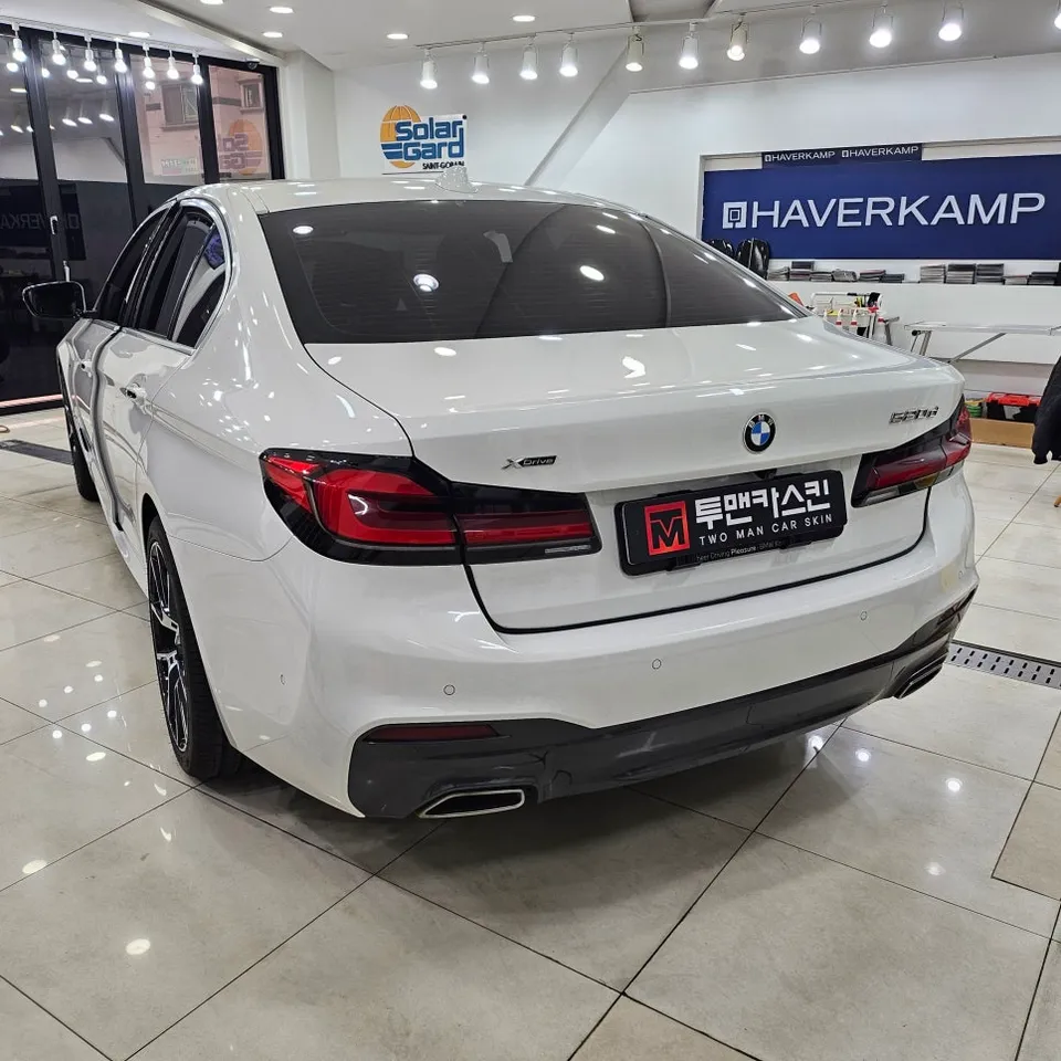 BMW 5 Seriesのカーラッピング事例 施工写真 6