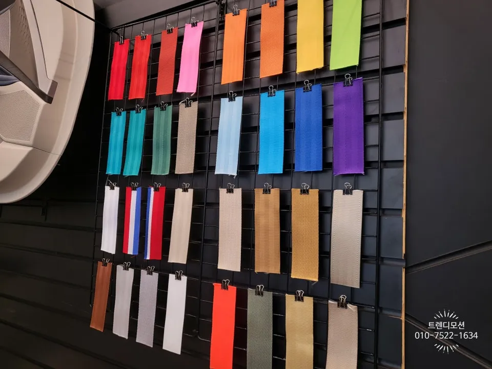 Tesla Model Y interior customization - Tesla Model Y Juniper Interior Customization: Color Seatbelts photo 5