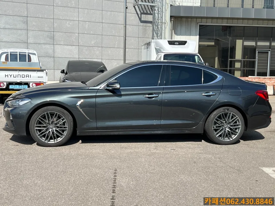 Genesis GV70のカーフィルム施工事例|費用目安・仕上がり 施工写真 2-3