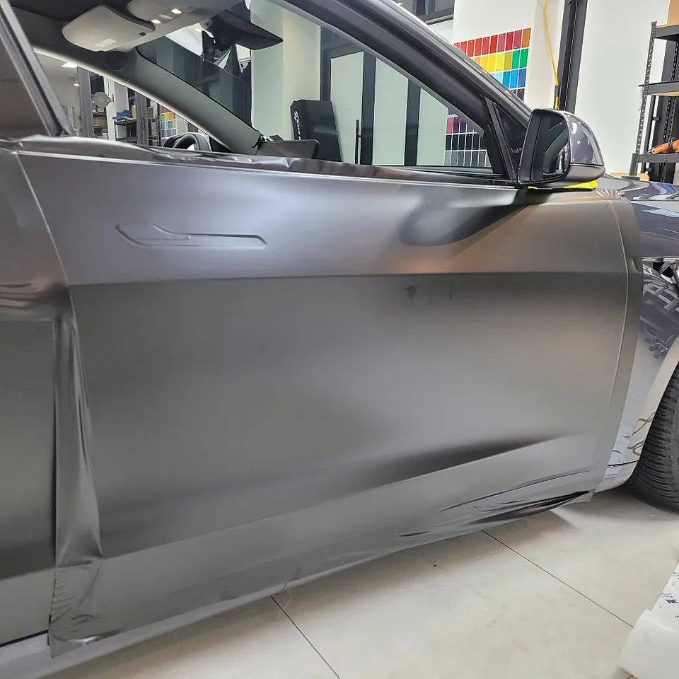 Tesla Model 3のカーラッピング事例|サテンブラック 施工写真 1-2
