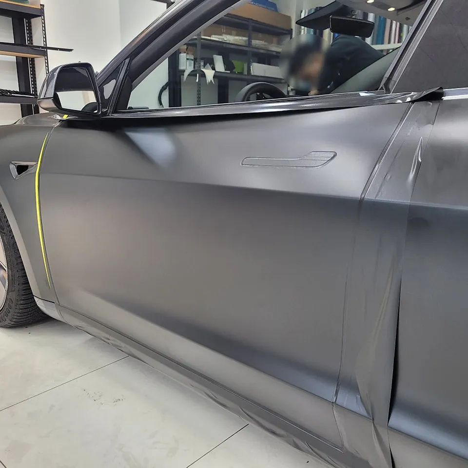 Tesla Model 3のカーラッピング事例|サテンブラック 施工写真 2-2