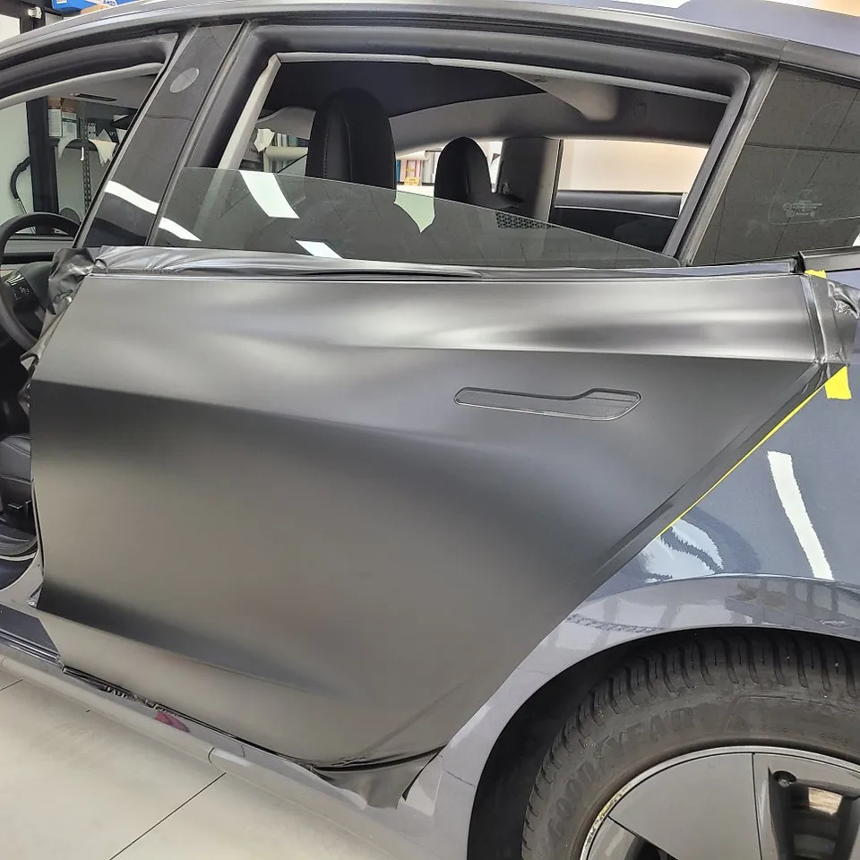 Tesla Model 3のカーラッピング事例|サテンブラック 施工写真 3-2